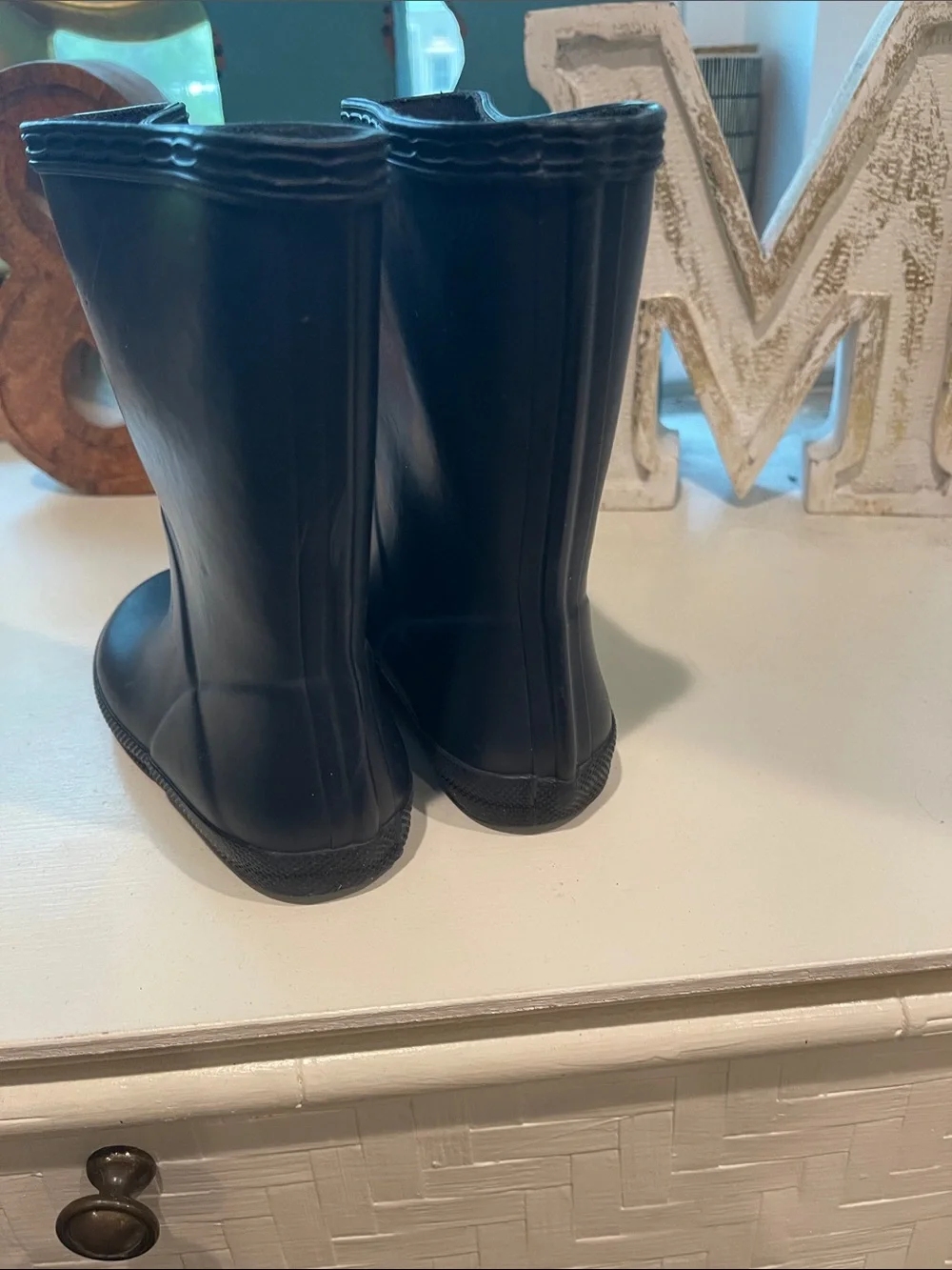 Hunter Navy Mid-Length Rubber Rain Boots with Red Logo